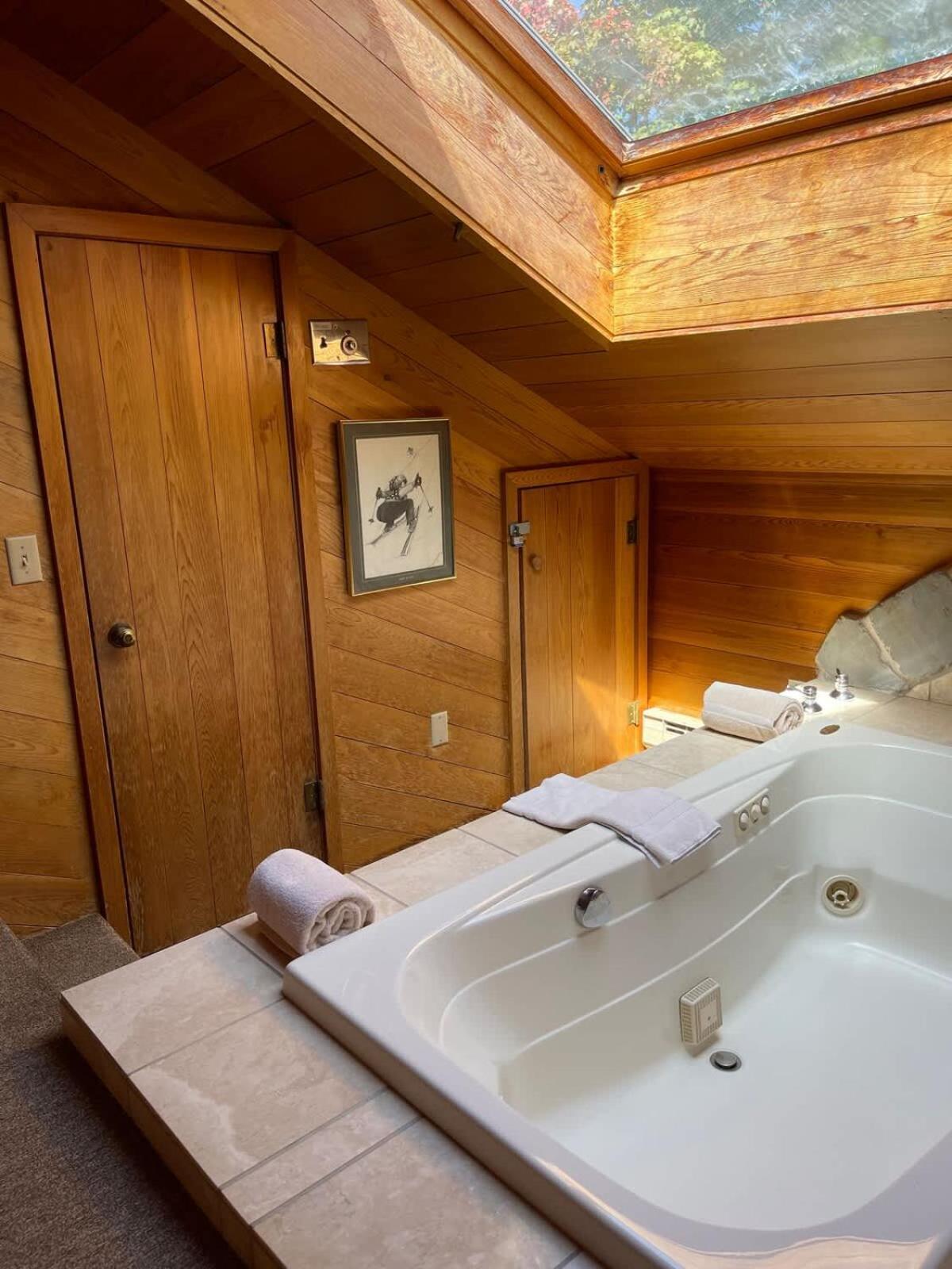Top Floor Luxury, Sauna, Private Pool, Lake Bellaire Beach, 5 Beds, 4 Full Bath Экстерьер фото